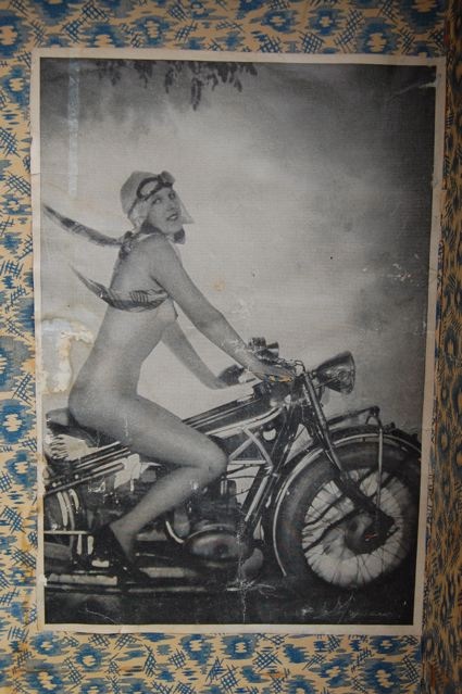 Pin up's en BM - Page 2 Vintage-motorcycle-nudie1